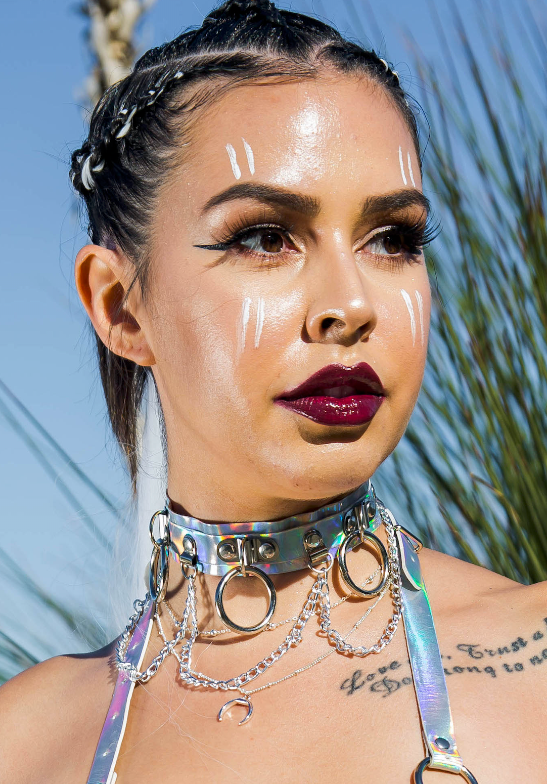 Holographic Hoop Chain Chocker